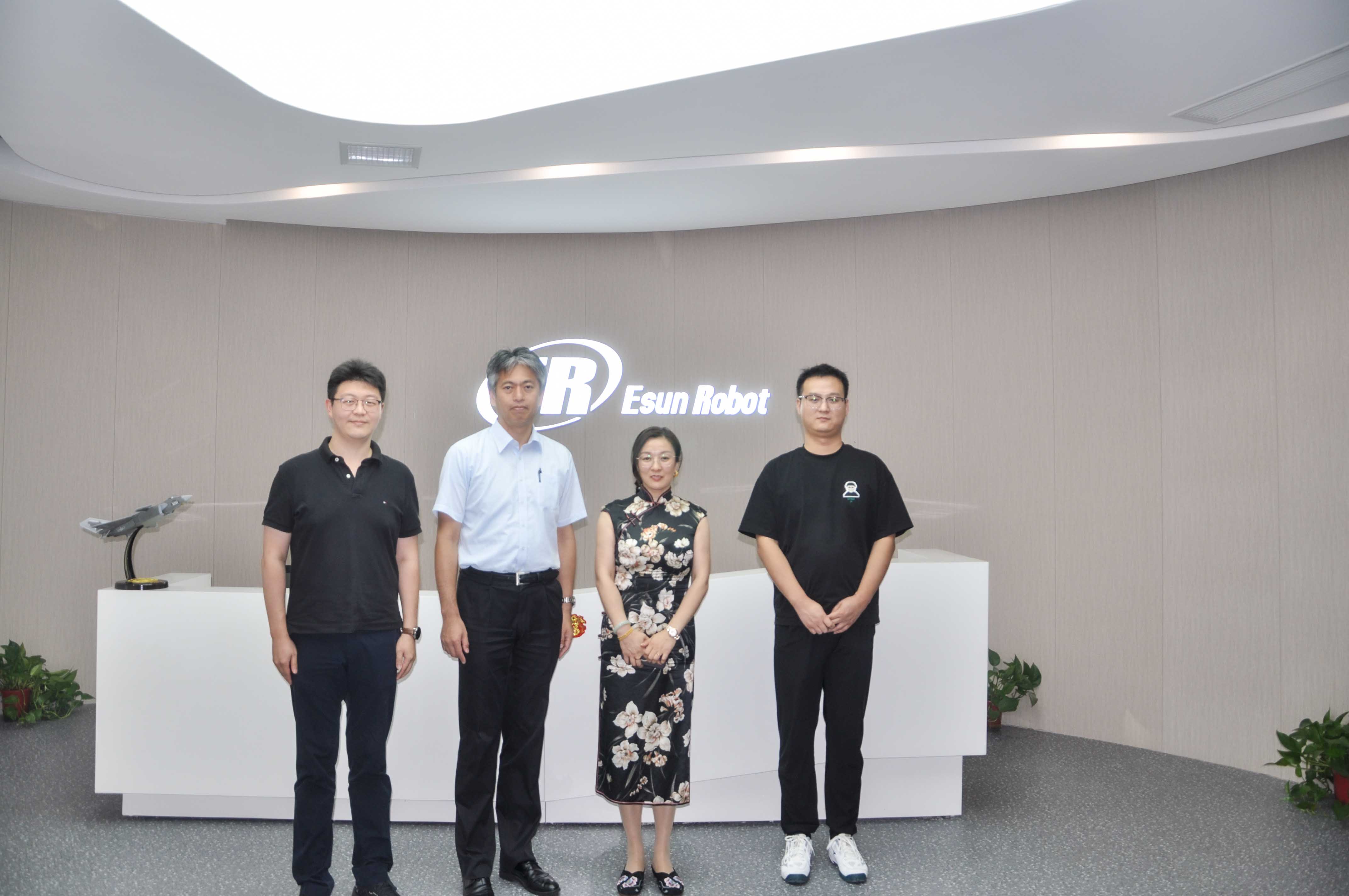 熱烈歡迎EPSON巖崎副總經(jīng)理一行蒞臨鎰升機器人參觀！